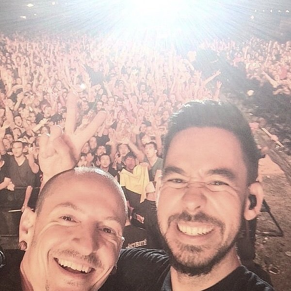 trappedtitled's tweet photo. smile everyonee 
#RIPChester https://t.co/WHG8S8eRNF