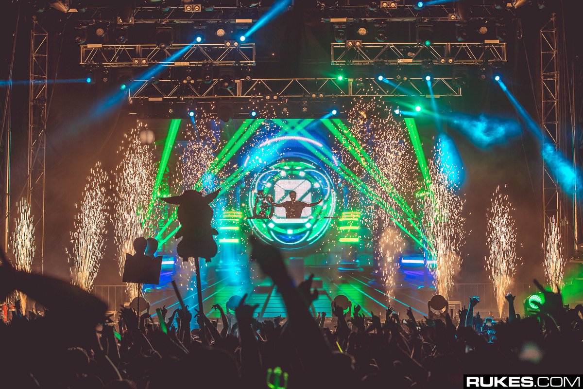 Zedd's tweet photo. Thanks for last night, Texas!!! 🙌 https://t.co/8pIrlxwGVC