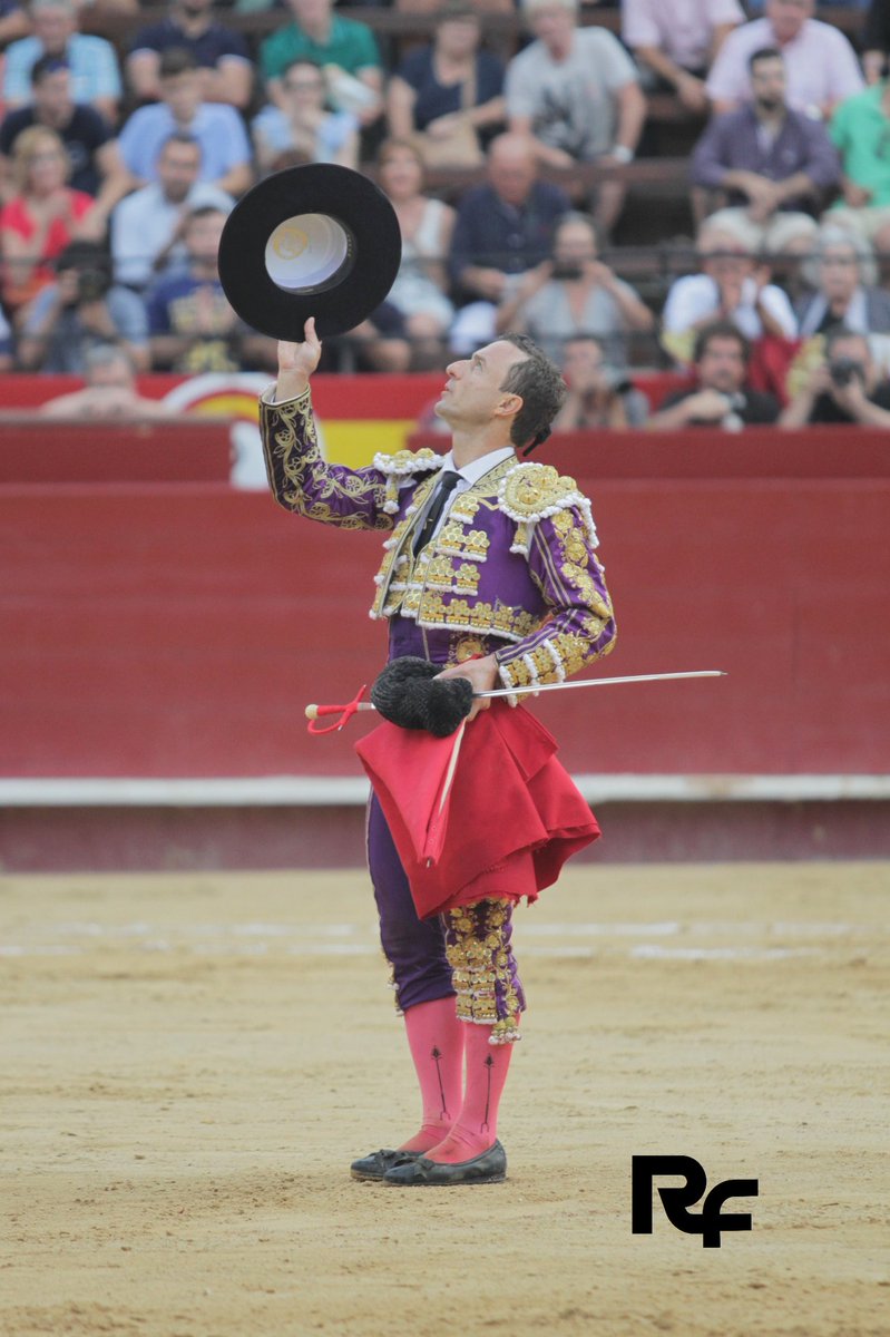 RRRafaelillo's tweet photo. 📍VALENCIA. Emotivo brindis de Rafaelillo a Adrián con su habitual sombrero y posterior ovación de la plaza a su padre @eduhinojosa https://t.co/ZUNuBAsYpT