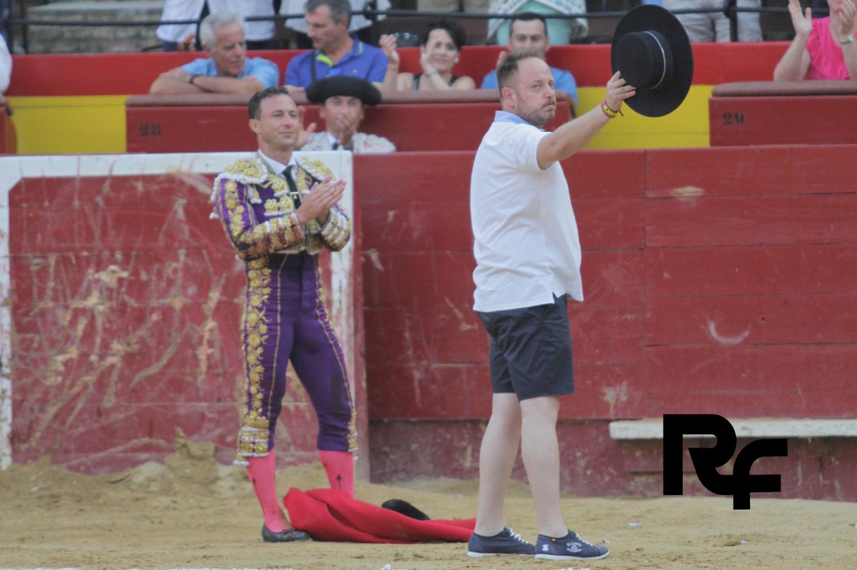 RRRafaelillo's tweet photo. 📍VALENCIA. Emotivo brindis de Rafaelillo a Adrián con su habitual sombrero y posterior ovación de la plaza a su padre @eduhinojosa https://t.co/ZUNuBAsYpT