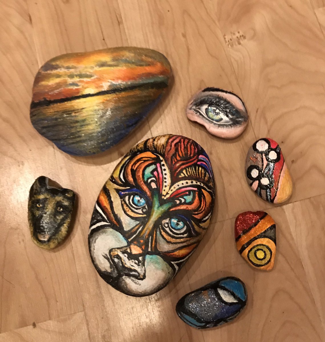 jpopelaw's tweet photo. Onslow Rocks on FB: Painting rocks &amp; hiding them for others to find to spread good feelings. 21k+ members and climbing 👍🏻 https://t.co/Yzp84C94ig