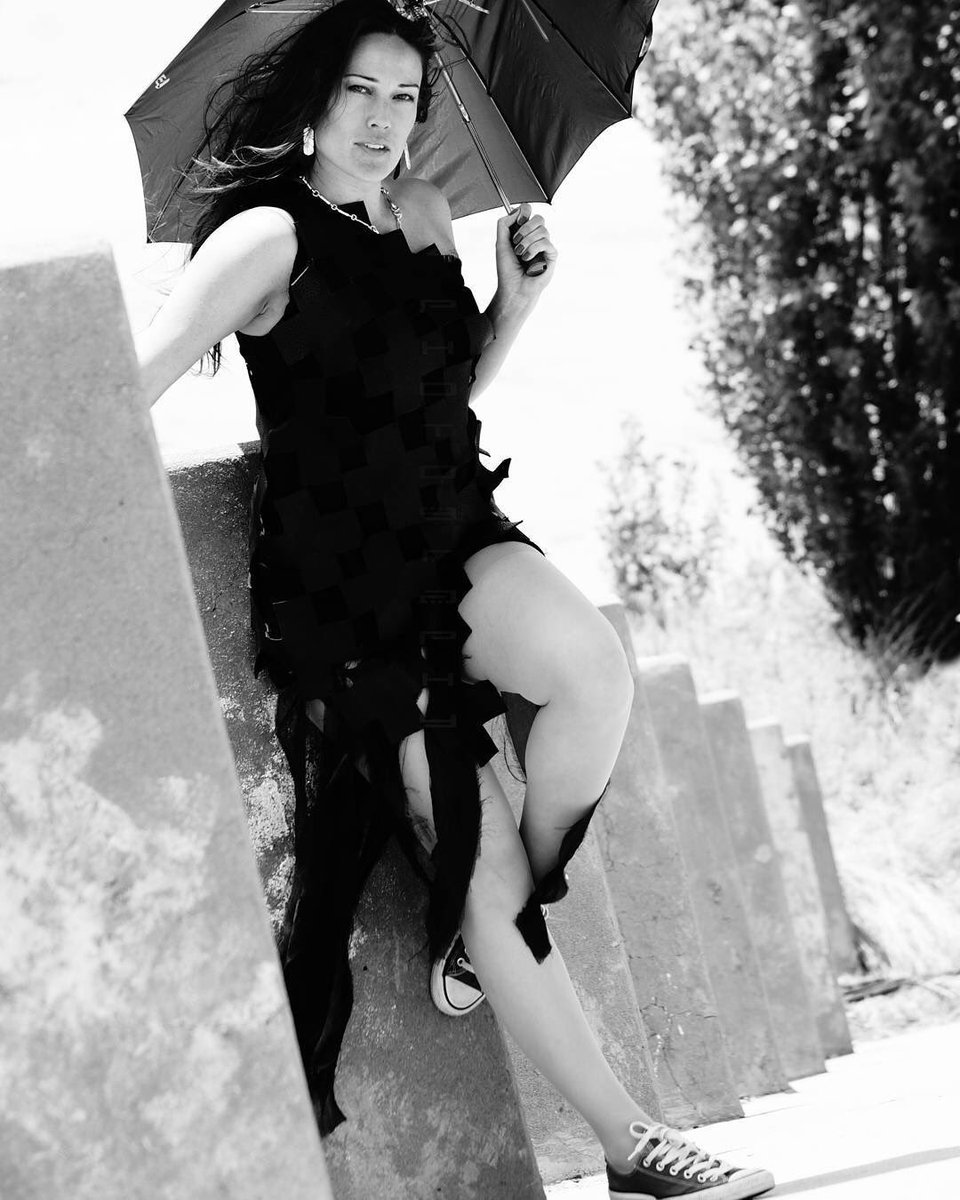 kellymccabe78's tweet photo. #dnezphotography #monochromaticphotography #bnwphotography #designerwear #indigenousdesigners #filmandmedia #fashionmodel#revolutioncouture https://t.co/xDc7GMMwNM