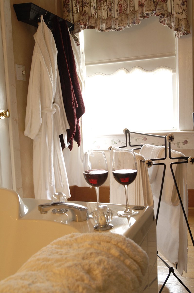 RoyalHotelCHWK's tweet photo. https://t.co/jCduwkGKAU Rekindling an old flame or igniting a new one? Our Romance Pkg does the trick! Wine, chocolate, AMOUR! #SleepRoyal https://t.co/qVNkTGdhWo