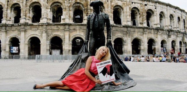 SentirTaurino1's tweet photo. La reacción de los aficionados franceses contra el posado anti de Pamela Anderson en Nimes. https://t.co/x8kmNlheZN