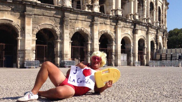 SentirTaurino1's tweet photo. La reacción de los aficionados franceses contra el posado anti de Pamela Anderson en Nimes. https://t.co/x8kmNlheZN