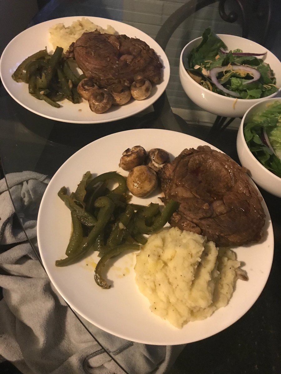 JDawson143's tweet photo. @GordonRamsay tell me what you think.. garlic and rosemary steak, roasted mushrooms, sautéed peppers and homemade garlic mash potatoes https://t.co/PZREaW5VYO
