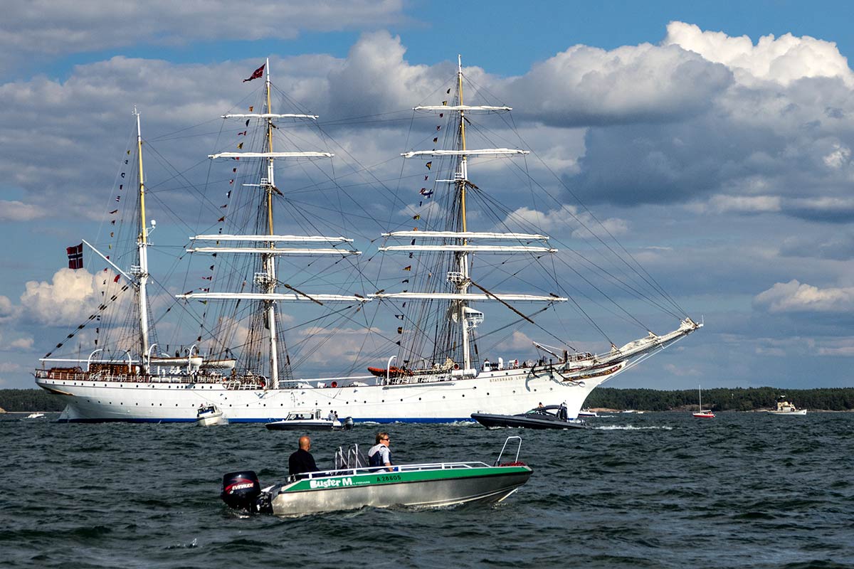 SailinFinland's tweet photo. #TallShipsRaces Parade of Masts leaving Turku :-) Cisne Branco, Statsraad Lehmkuhl, Sørlandet, Dar Młodzieży https://t.co/cSUluhGzXt