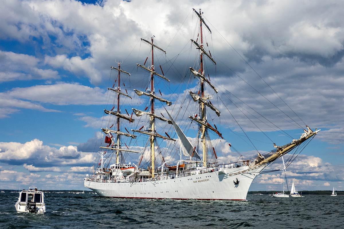 SailinFinland's tweet photo. #TallShipsRaces Parade of Masts leaving Turku :-) Cisne Branco, Statsraad Lehmkuhl, Sørlandet, Dar Młodzieży https://t.co/cSUluhGzXt