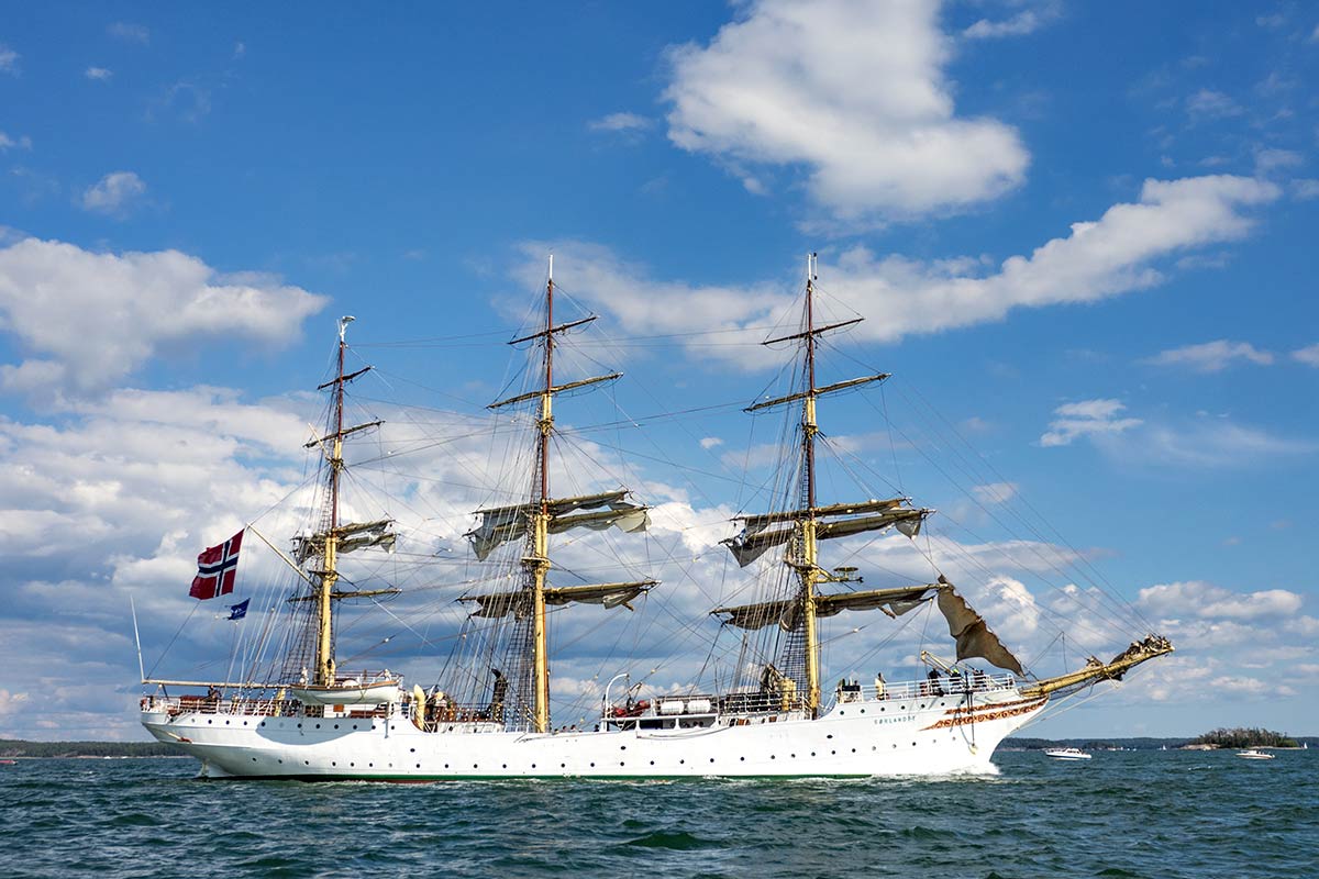 SailinFinland's tweet photo. #TallShipsRaces Parade of Masts leaving Turku :-) Cisne Branco, Statsraad Lehmkuhl, Sørlandet, Dar Młodzieży https://t.co/cSUluhGzXt
