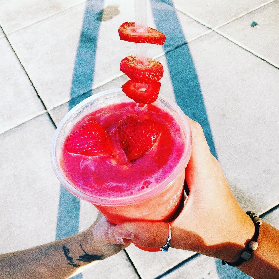 JuiceItUpHQ's tweet photo. A warm #SundayFUNday calls for your fave ice-cold #smoothie! May we tempt ya?! π #StrawberryWave ππ #SmoothieTime #BeatTheHeat #JuiceItUp! π¦ https://t.co/tXpwuYyMtq