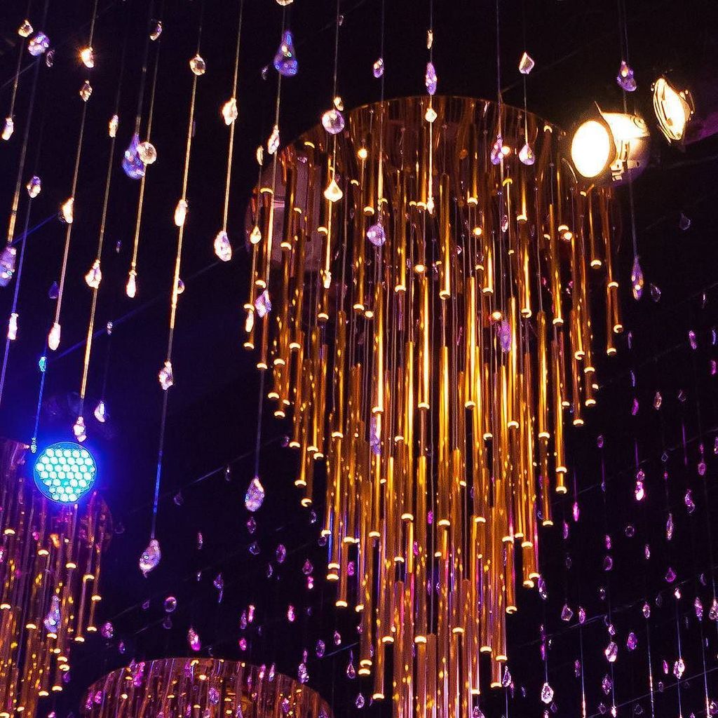RevelryDesign's tweet photo. The Magic of 100,000 Sparkling Teardrop Crystals Surrounding Gold Chandeliers.
#DazzlingatDolby #RevelryEventDesign
Follow along as we d… https://t.co/DSI92yxI7S