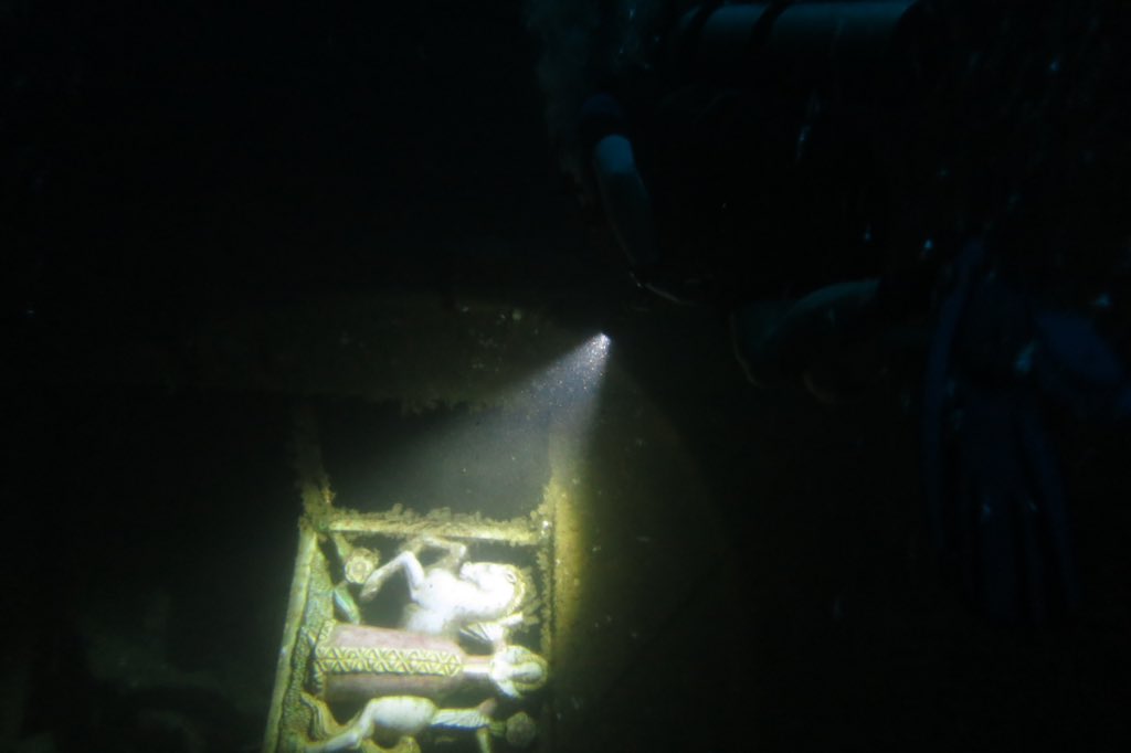emmaneal2's tweet photo. 40m down inside the SS President Coolidge is "The Painted Lady", so popped down to say hello #wreckdiving #vanuatuholiday #verycool https://t.co/KmX4kvzsEe
