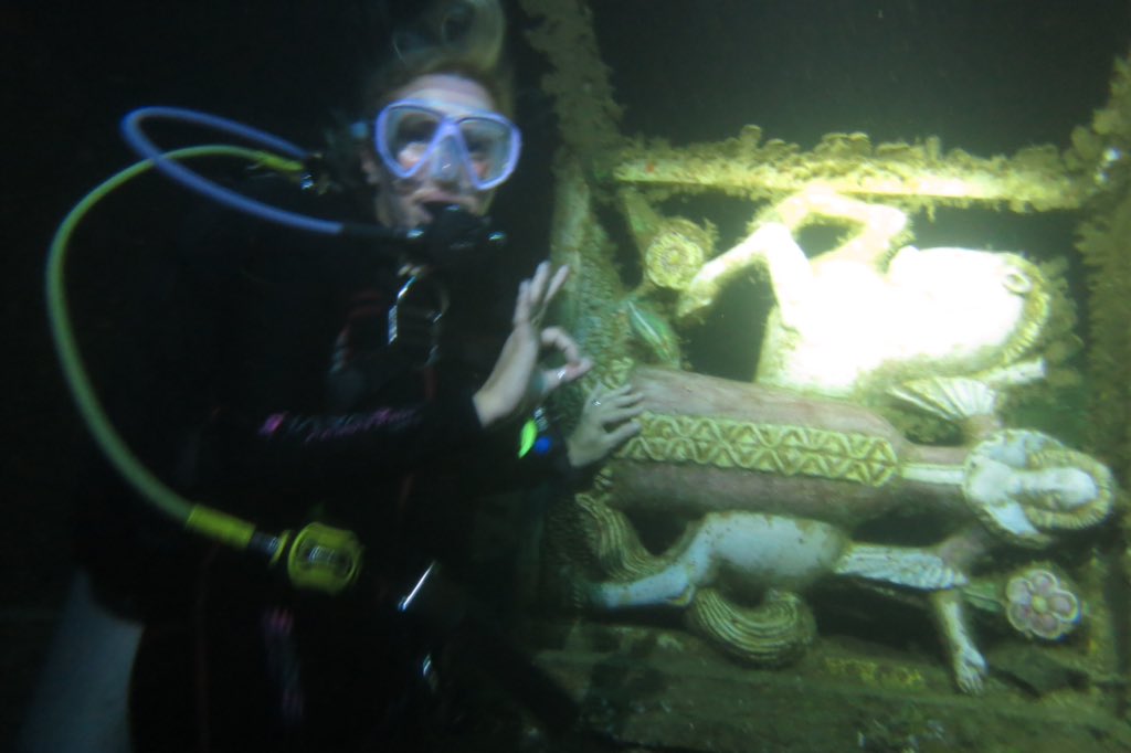 emmaneal2's tweet photo. 40m down inside the SS President Coolidge is "The Painted Lady", so popped down to say hello #wreckdiving #vanuatuholiday #verycool https://t.co/KmX4kvzsEe