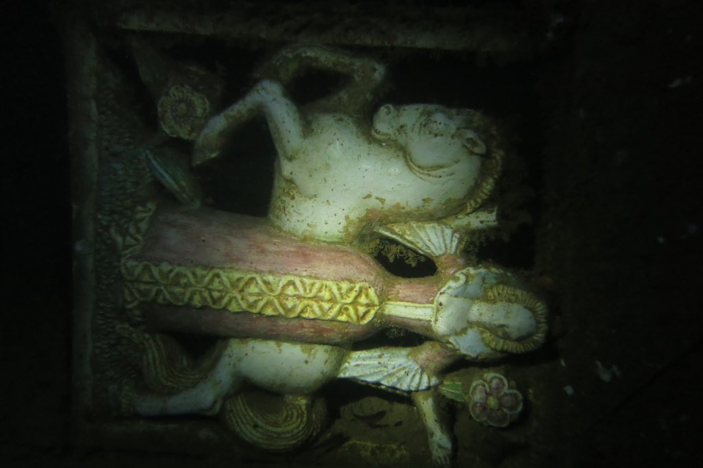 emmaneal2's tweet photo. 40m down inside the SS President Coolidge is "The Painted Lady", so popped down to say hello #wreckdiving #vanuatuholiday #verycool https://t.co/KmX4kvzsEe