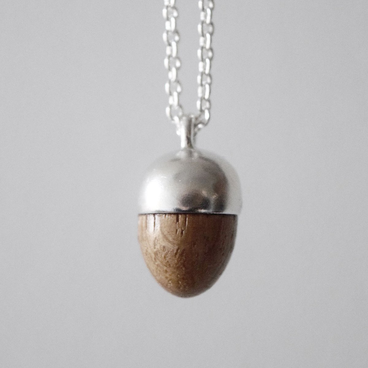 lewesmapstore's tweet photo. Acorn pendant #handcrafted in #Lewes from sterling silver and hand-turned oak.
https://t.co/Z6ANZ7nI2x
#HandmadeHour @HandmadeHour https://t.co/OGC5dAnX4X