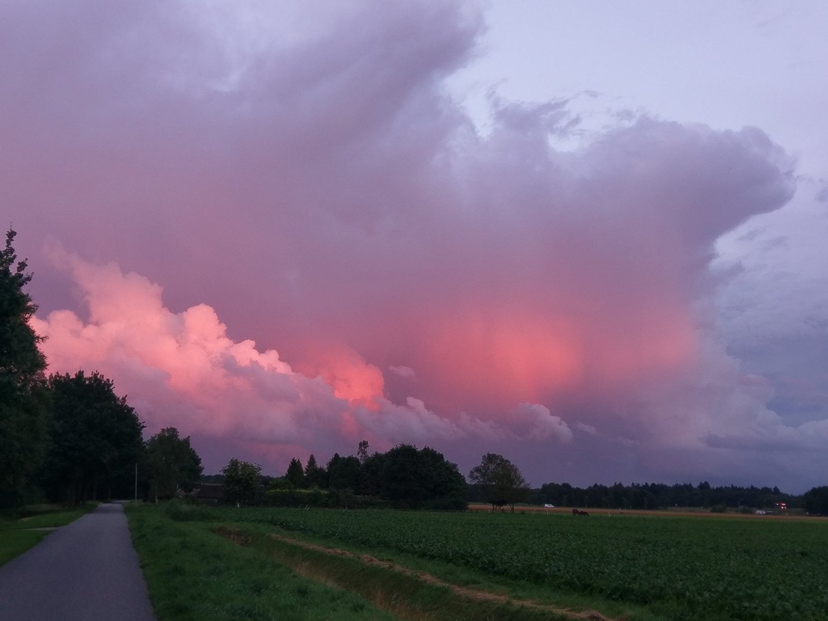 JanBlom's tweet photo. @KNMI bijzonder wolkenpartijen boven Annen. https://t.co/V4nVGZLyvR