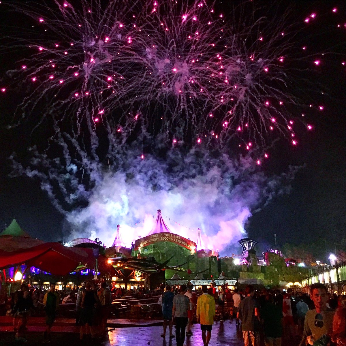 DettacheePresse's tweet photo. Meilleur festival du monde: JE VALIDE !!!! 😳👉🏻testé & approuvé ! #HouseofMask 💀 #Cubanisto #Tomorrowland https://t.co/SZc79muGVS