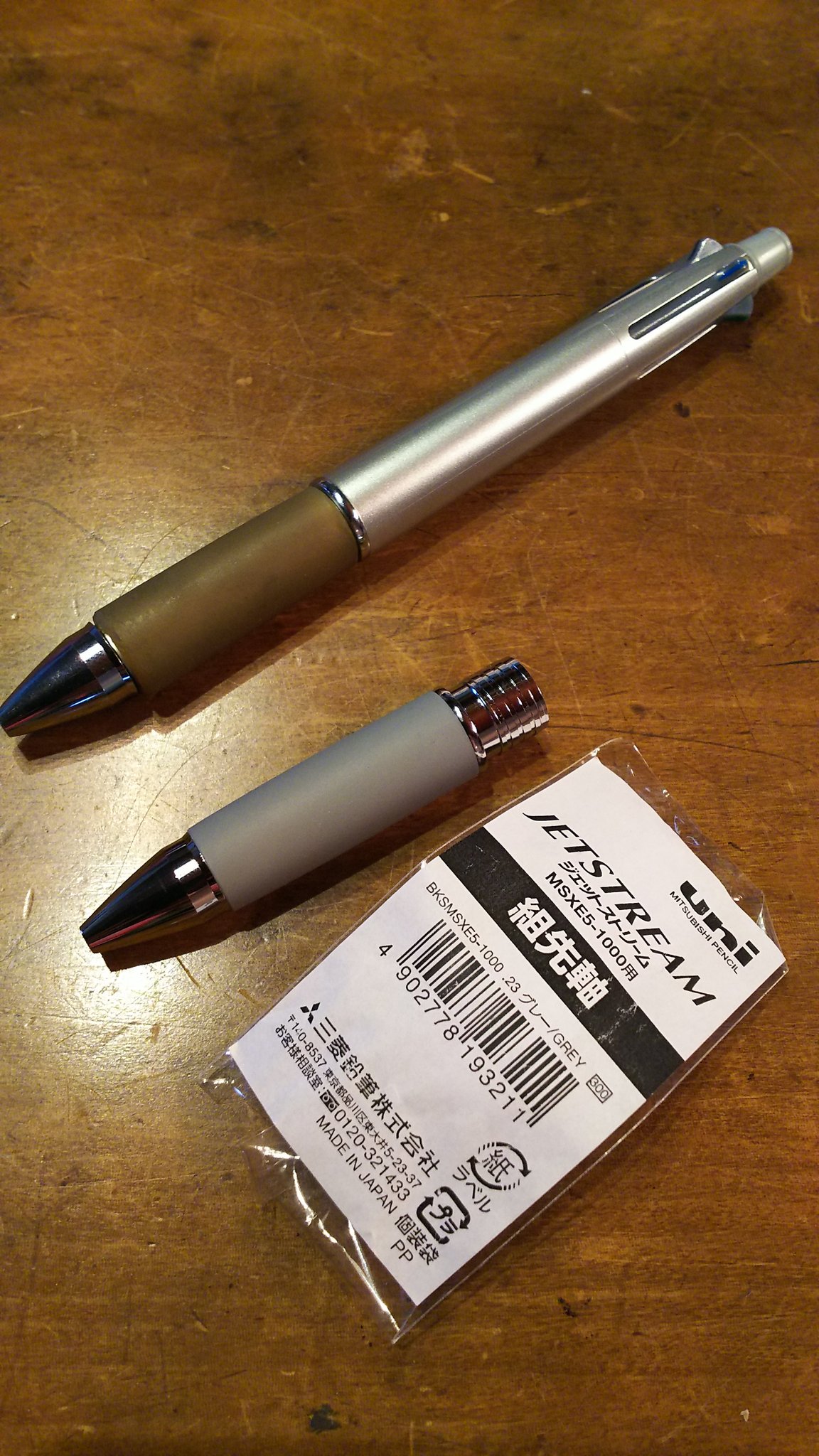 みなみなみな 知ってました 仕事で愛用しているジェットストリーム 4 Amp 1ですが 使い込むうちにグリップが汚れと劣化でべた っとしてきますよね 置いてる店は少ないですが グリップだけも売ってるので交換するのおすすめ T Co Nf9nzhxh3n