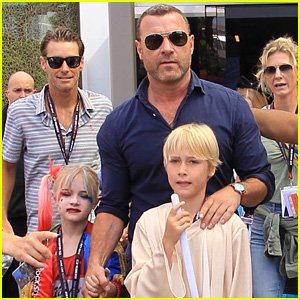 AintPerfectCom's tweet image. NAOMI WATTS AND LIEV SCHREIBER GET IT: SON DRESSES UP AS HARLEY QUINN aintperfect.com/2017/07/23/lie…  #comicon2017 #HarleyQuinn #laineygossip #tmz