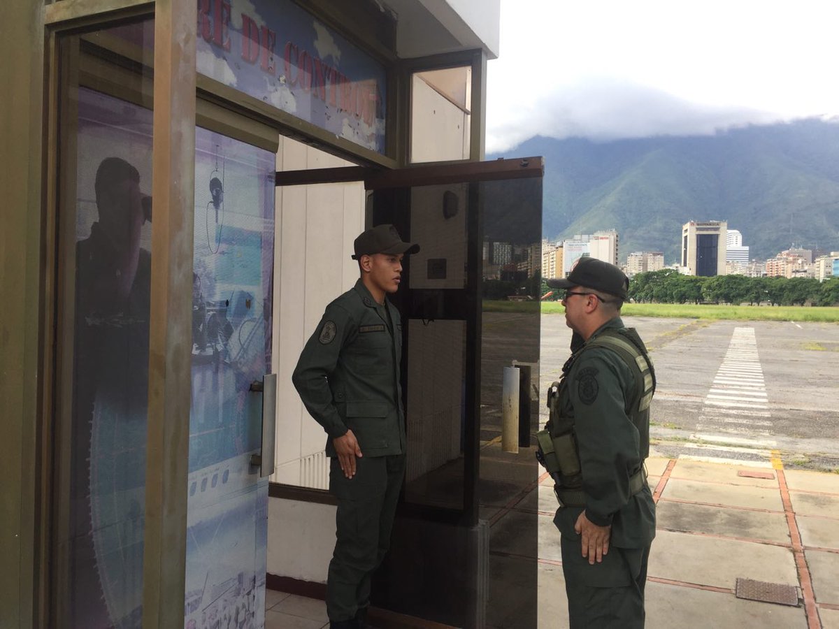 JuanTeixeiraD's tweet image. @cmdtecodai supervisa despliegue especial para el #planrepublica del @CODAI_FANB en Torres de control de bases militares. #FANB