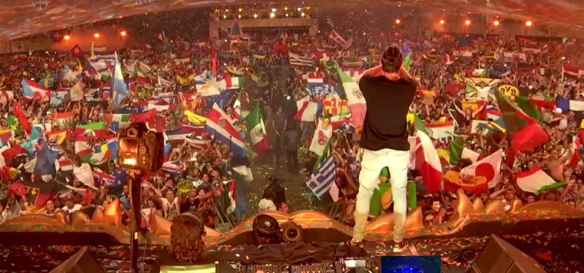 tacorp365's tweet photo. @dimitrivegas @likemike blowing up at 
@tomorrowland #LegendaryPerformance #Music #ElectronicMusic #JourneyAbroad #Tomorrowland https://t.co/tHHhwVrl5L