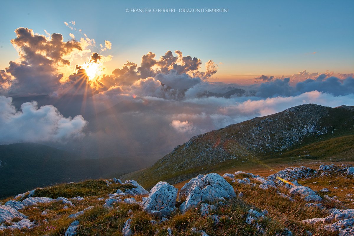 Simbruini's tweet photo. La magia del giorno che volge alla fine lungo gli alti crinali dei Monti #Simbruini
 #Estate #Tramonto #OrizzontiSimbruini https://t.co/ivSkC5Op2Z