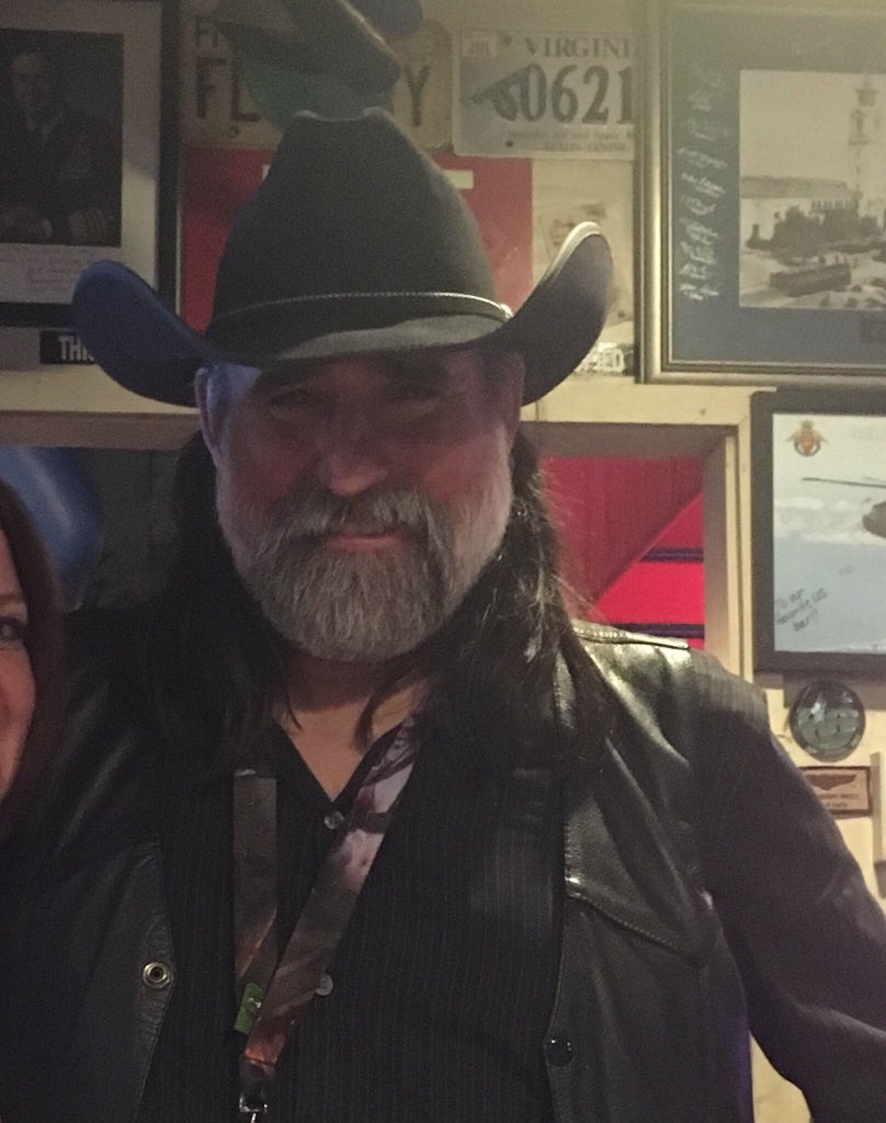HollidaysStache's tweet photo. @marciedefeo @justthe1dear @WynonnaEarpPod @VisitPurgatory @taylorburke2319 @cimzim @nowhere897 @nedleysoffice @chrstinabaker4 #TopGunBar never forget. @realtimrozon went all out when he came in. this is def my favorite picture of him. https://t.co/7g3OV4hqDw
