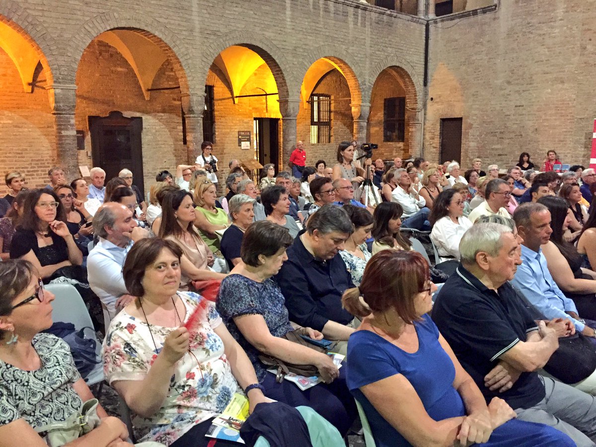 fmfeye's tweet photo. Più fuoco, più vento #librincastello #musicaincastello aspettando Susanna Tamaro @RFontanellato @CastelliDucato tutto esaurito @TerreDiVerdi https://t.co/s4Uq1nhiy2