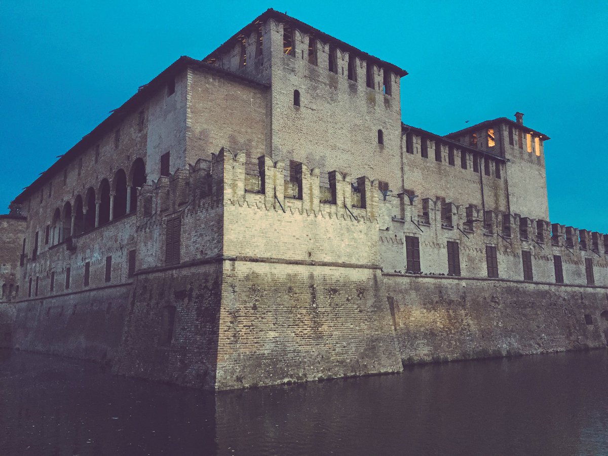 fmfeye's tweet photo. Più fuoco, più vento #librincastello #musicaincastello aspettando Susanna Tamaro @RFontanellato @CastelliDucato tutto esaurito @TerreDiVerdi https://t.co/s4Uq1nhiy2
