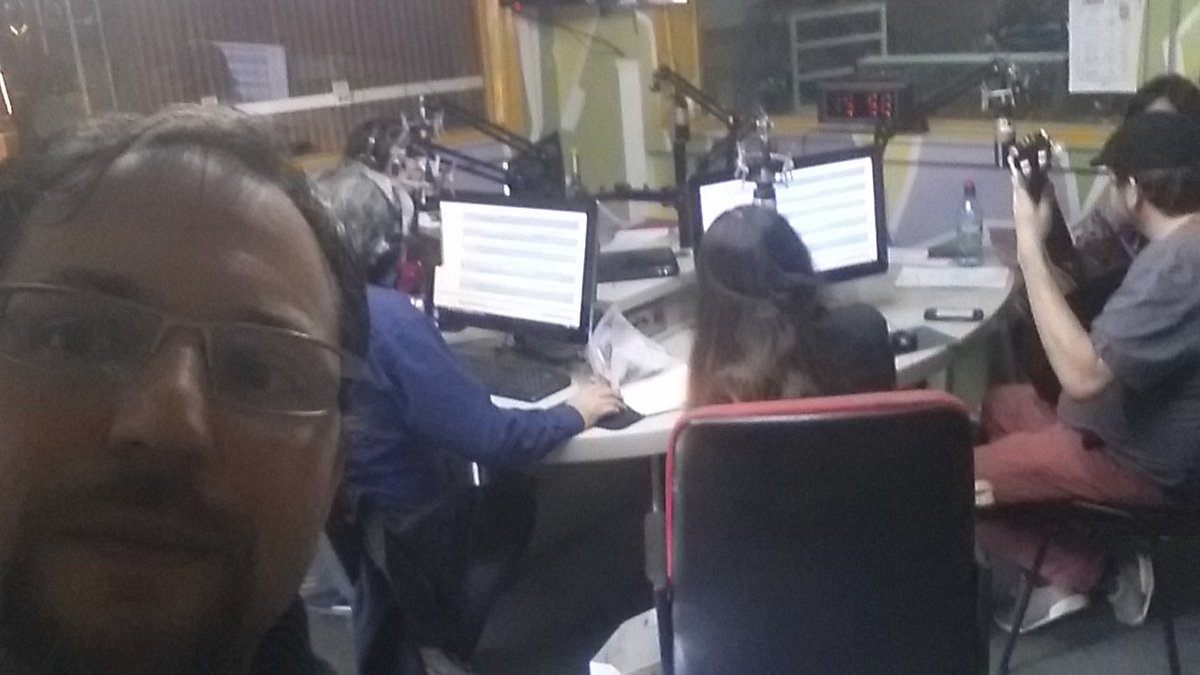 Domingo de radio en los #srt #am580 y en #sietemares Hablando del maridaje entre cine y vino, degustando un rico cabernet! Hay algo mejor?