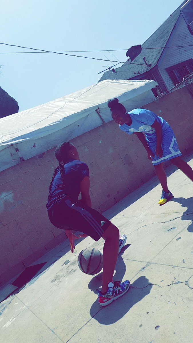 GymRat_Brew5's tweet photo. Me & cuz hoopin it up in that Cali heat 🔥🏀 #BrewerGang #iWon 😜 https://t.co/6I8M6Tdo0I