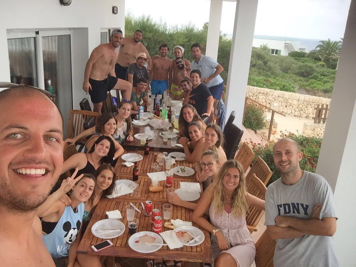 23Llull's tweet photo. Gran encuentro entre amigos que deja un selfie legendario!! 📷
#Menorca https://t.co/LXQO3mzAkR