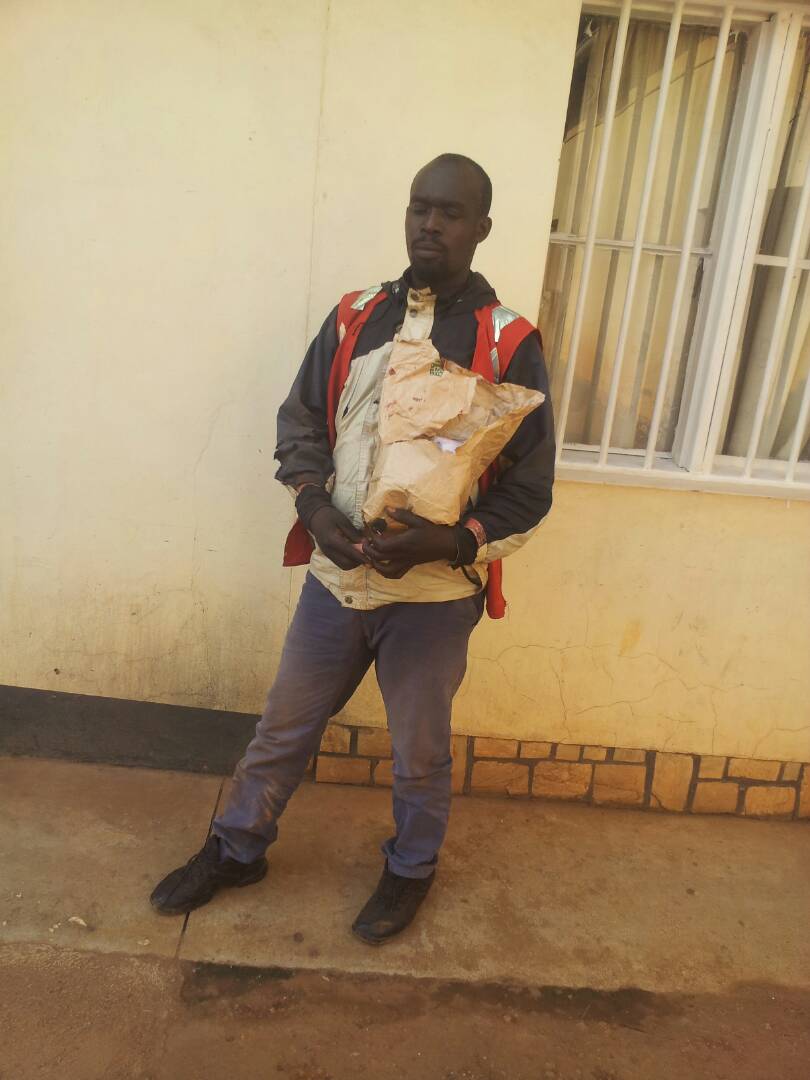 Rwandapolice's tweet photo. Polisi y'uRwanda irashima umumotari warinze amafaranga y'umugenzi wakoze impanuka ayashikiriza abapolisi ahabwa umuryango w'uwakomeretse. https://t.co/MzTXd0HX3K