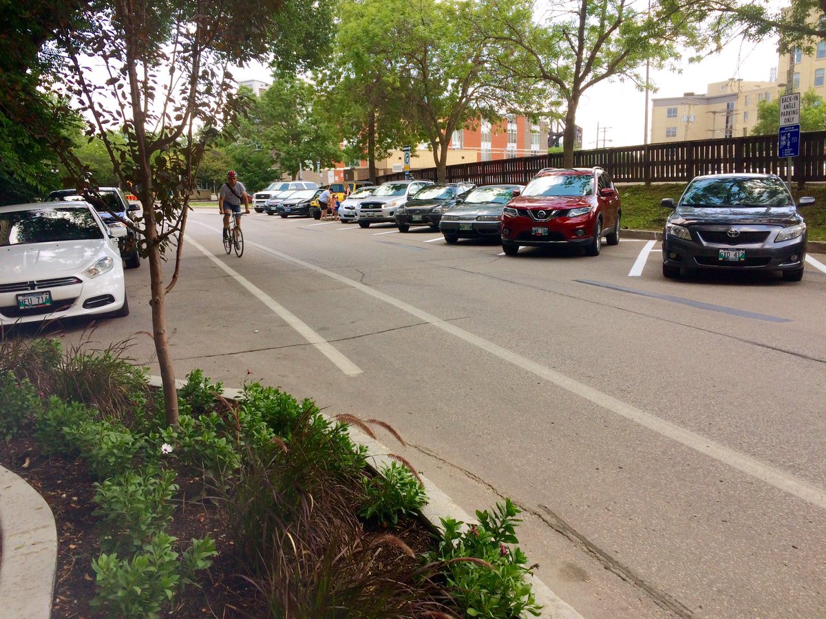 placemakerchick's tweet photo. Popped in to work and the new angled stalls are up on Bannatyne. Nice + wide for the reverse challenged! #gopilot @cityofwinnipeg https://t.co/nQtT06r7s7