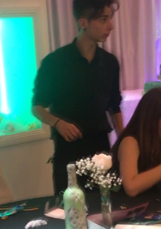 ERICKF4S0's tweet photo. Gente, me quede perdidamente enamorada de este mesero ayer, rt para encontrar el amor de mi vida, lo único que se es que se llama Joaquín https://t.co/uOSlQuJ8SP
