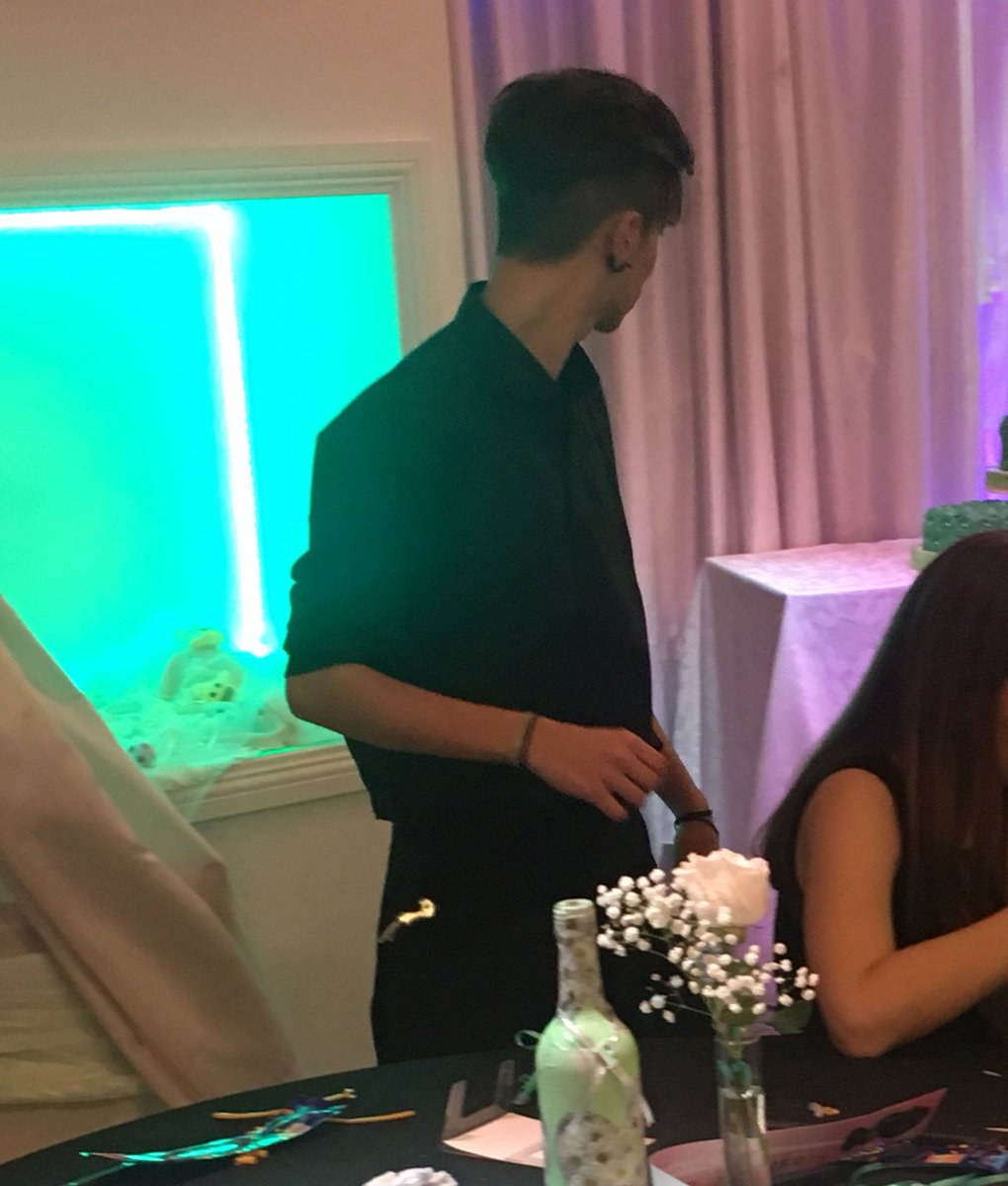 ERICKF4S0's tweet photo. Gente, me quede perdidamente enamorada de este mesero ayer, rt para encontrar el amor de mi vida, lo único que se es que se llama Joaquín https://t.co/uOSlQuJ8SP