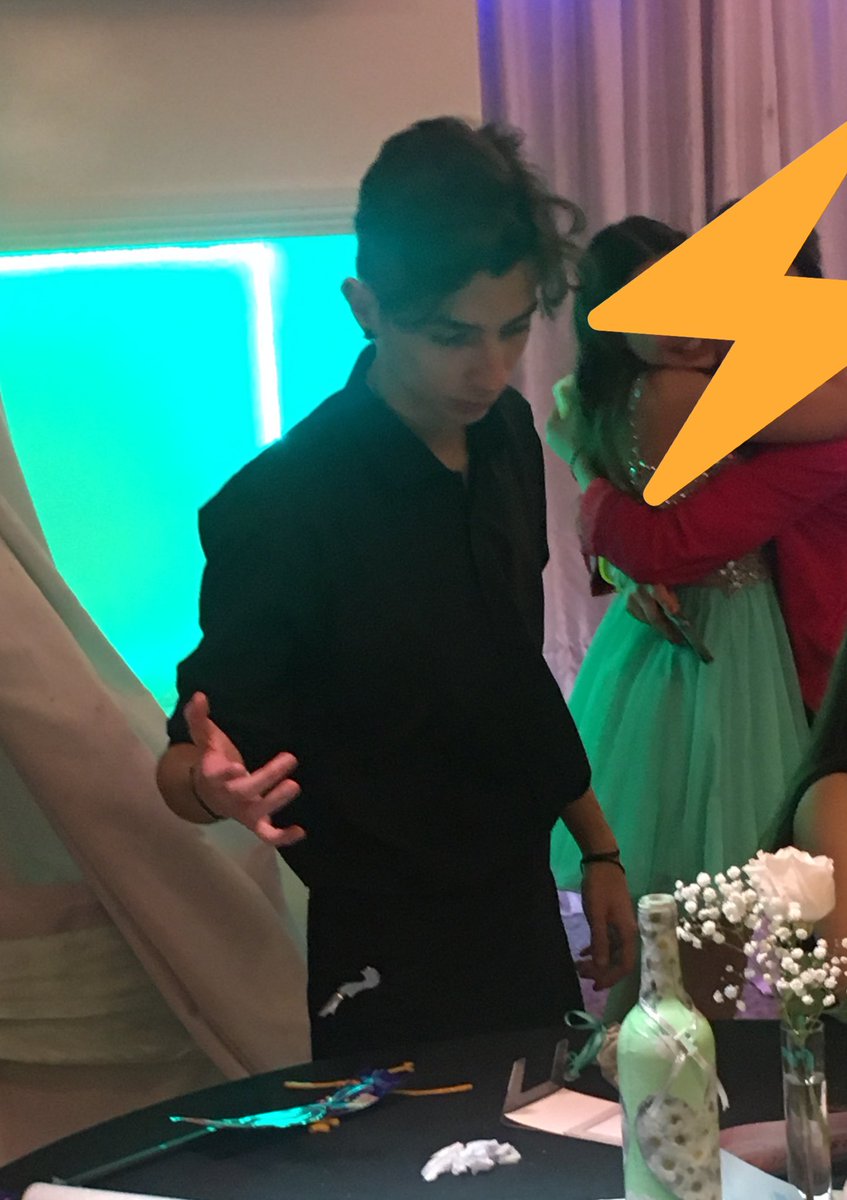 ERICKF4S0's tweet photo. Gente, me quede perdidamente enamorada de este mesero ayer, rt para encontrar el amor de mi vida, lo único que se es que se llama Joaquín https://t.co/uOSlQuJ8SP