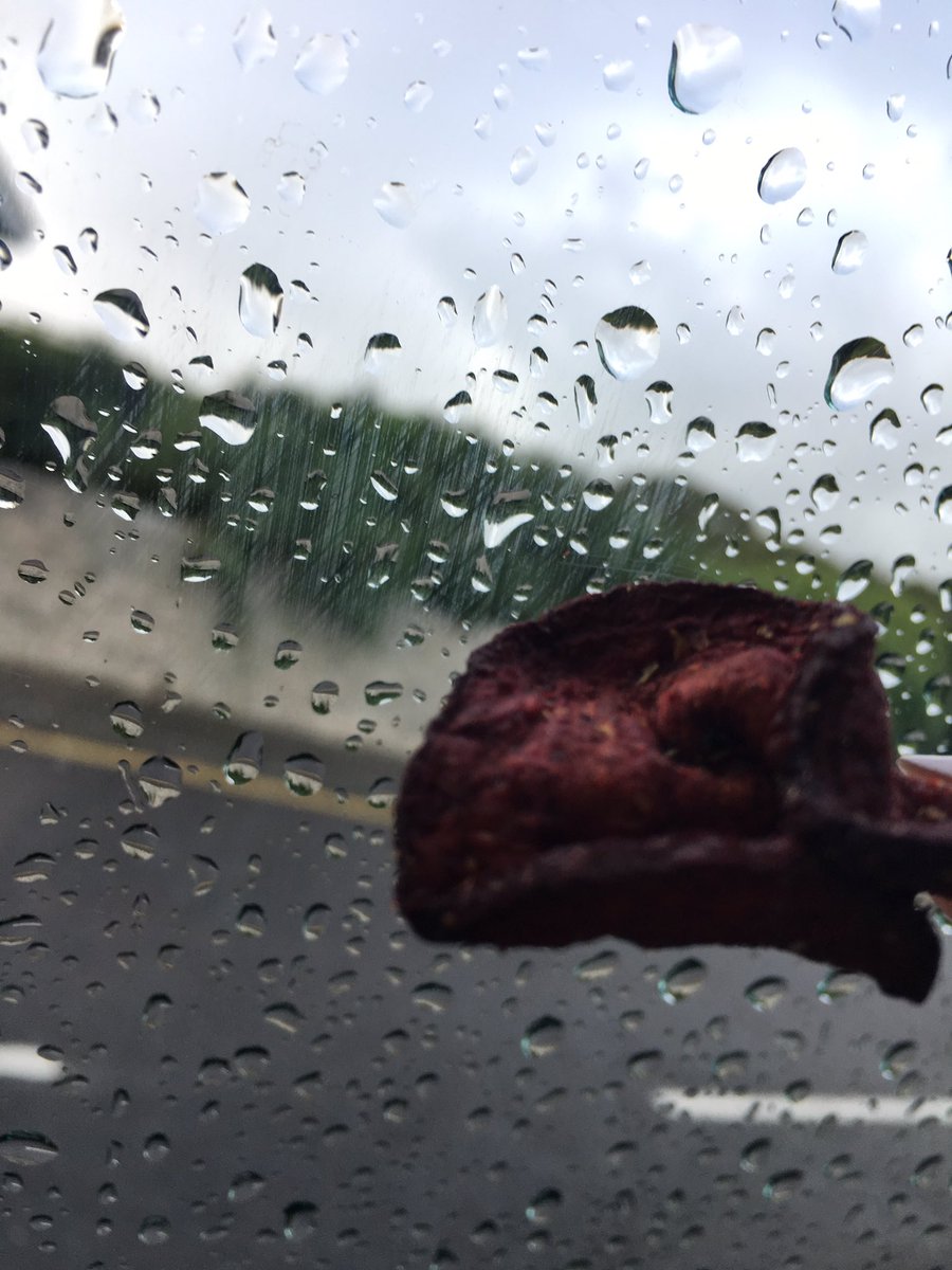 AnnaWW's tweet photo. The beetroot crisp doing its best ET impression. #weekend_tricks https://t.co/HPwZU9fpQ9
