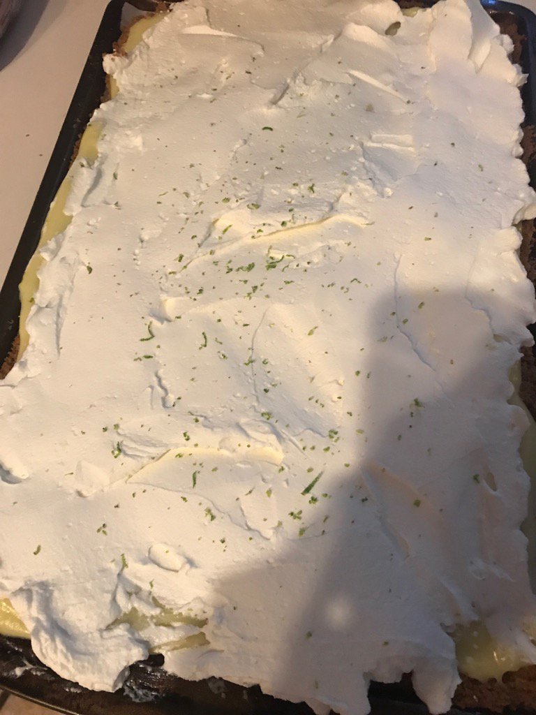 ashleyjo2016's tweet photo. Anybody wants some homemade key lime pie??? It needs to chill for 4 hours! #keylime #desserttonight https://t.co/5fZXkGJMIv