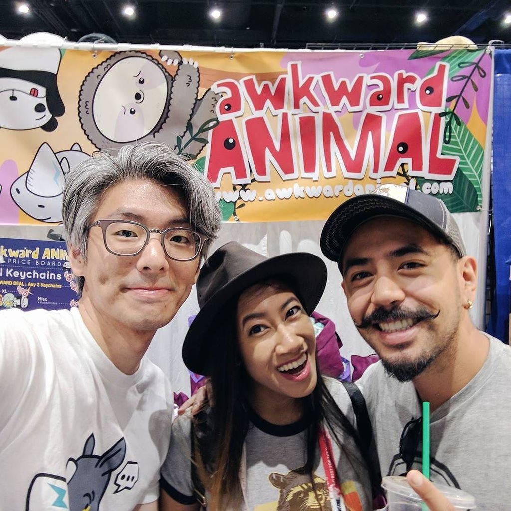 tedfu's tweet photo. Awksome people stopping by the Awkward Animal booth! @slopsmcgee @daniabobina
#awkwardanimals #sdcc #sdcc2017 https://t.co/nXRWnpT0kP https://t.co/pwNyl130WA