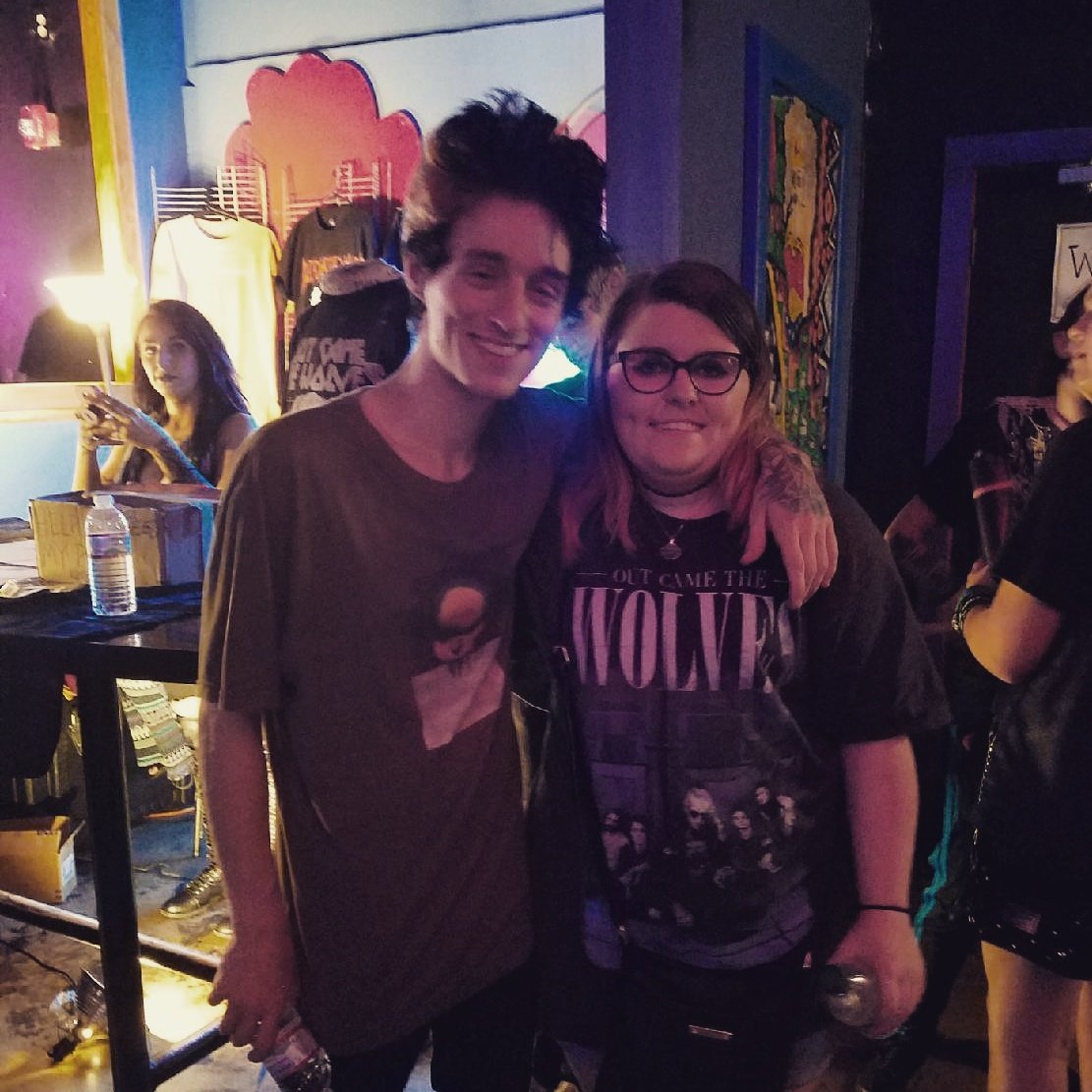 RachelinHeaven's tweet photo. Yay!! Finally got to meet @AustinOCTW & he was so nice!! ๐๐๐ #OutCameTheWolves https://t.co/bZgnEm9dnu