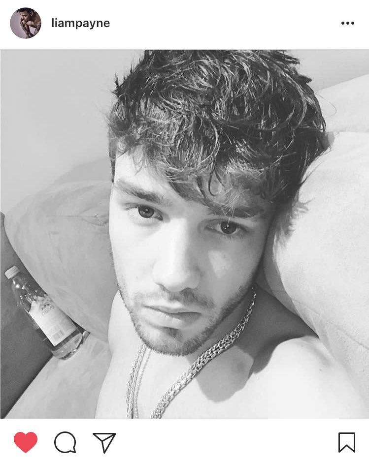 halfaheart49's tweet photo. Liam posta questa foto 
Io così https://t.co/ZsrLWDrZnO