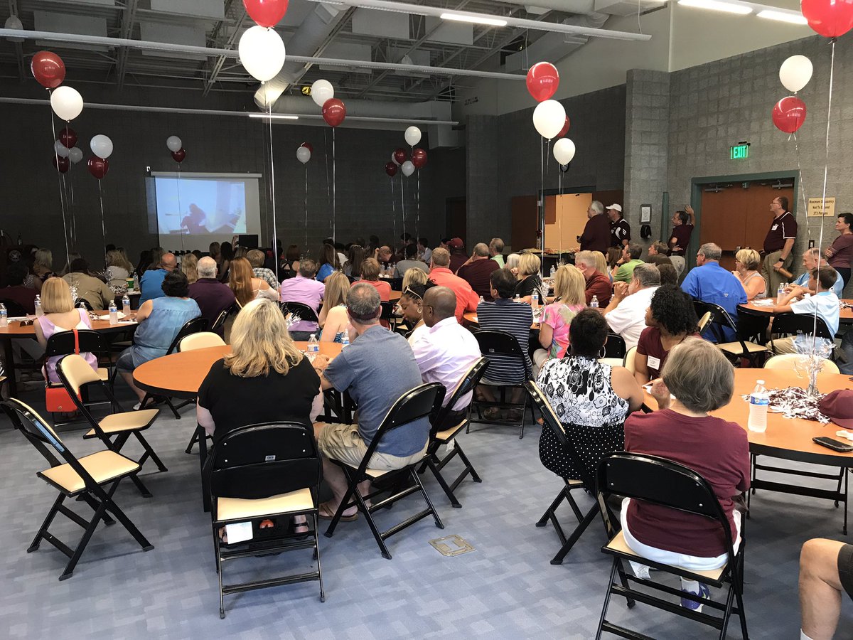 alumnidawg's tweet photo. Few seats are left for the @MSStateAtlanta @MSStateAlumni Chapter #SendOff17 Party as incoming @msstate students enjoy food and fellowship! https://t.co/ZIewCU3kuf