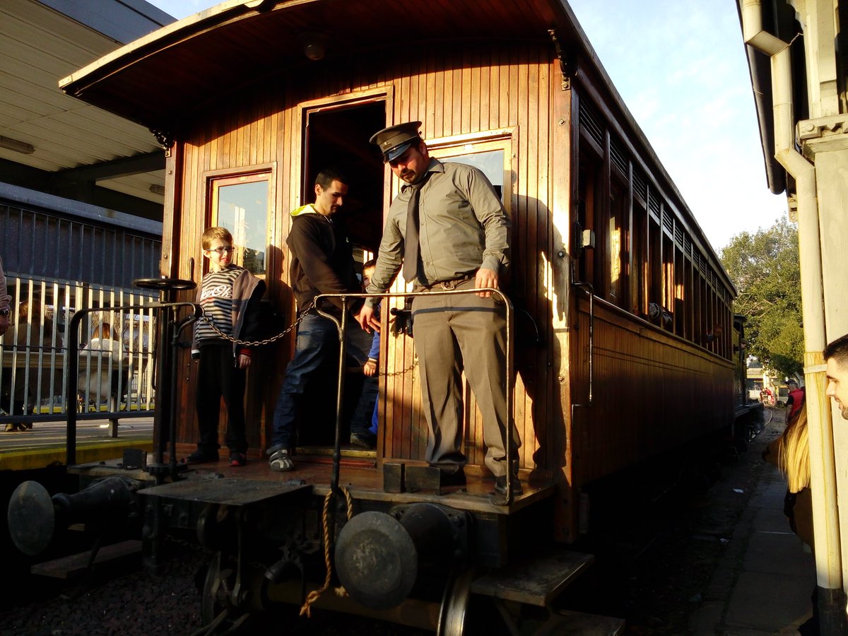 RicarTejerina's tweet photo. El Ferroclub Argentino, conserva el patrimonio ferroviario. Está en 3F. Hoy lo visitaron miles. Estuvo @dievalen. #CulturaCamina también! https://t.co/mDoISCeJgh