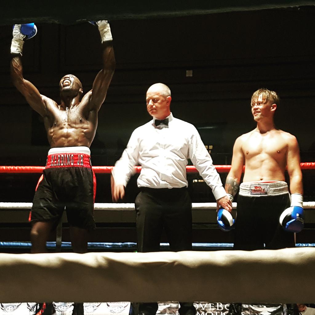 chegscott209's tweet photo. This guy @PesterSuperstar grabhing that 2nd win in the paid ranks. Remains undefeated. #MakeorBreak #Dovebox #boxing #brixton @MiguelsGym https://t.co/RtmBbnyuD2