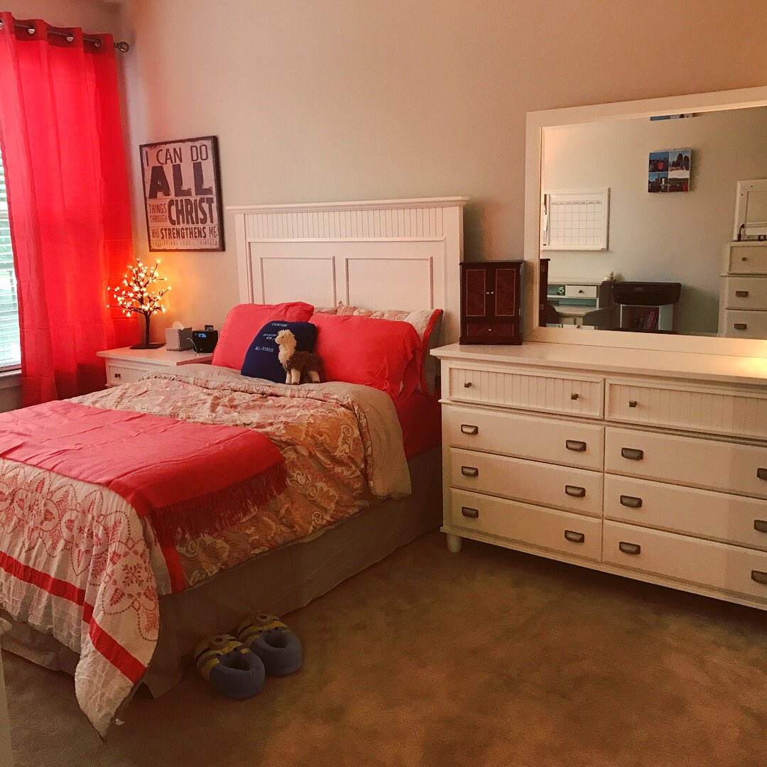 BlueHenJackie's tweet photo. All moved in for #postgrad life!!!! #BlueHensForever #UDGrad2017 https://t.co/Y3lKDVl5qs