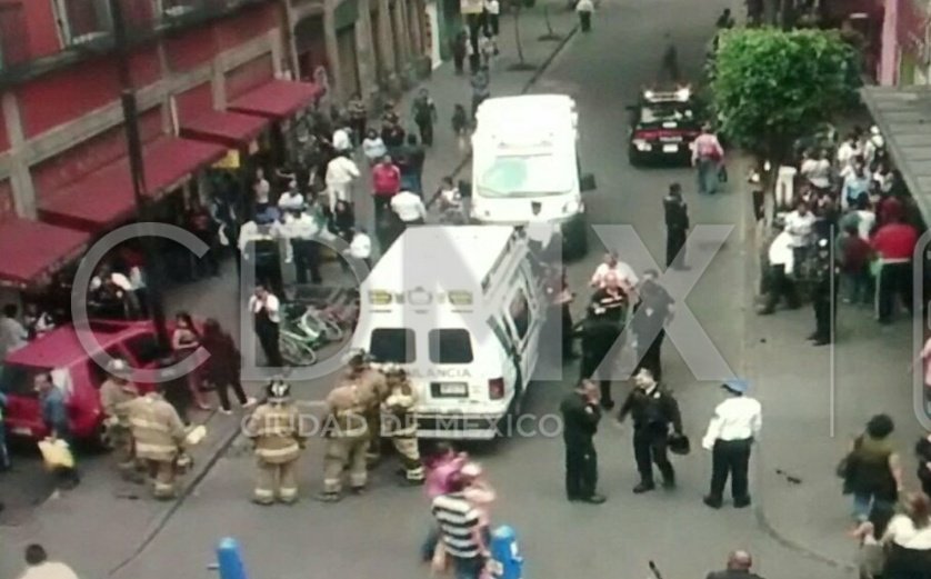 bsk_mtz's tweet photo. Tacuba esq Palma #CentroHistorico #CDMX Vehículo Pierde el Control y Arrolla a Varios peatónes #UnidadesMedicas #SAMUy #CR Laboran @retioDF https://t.co/lN8KL8v3xO