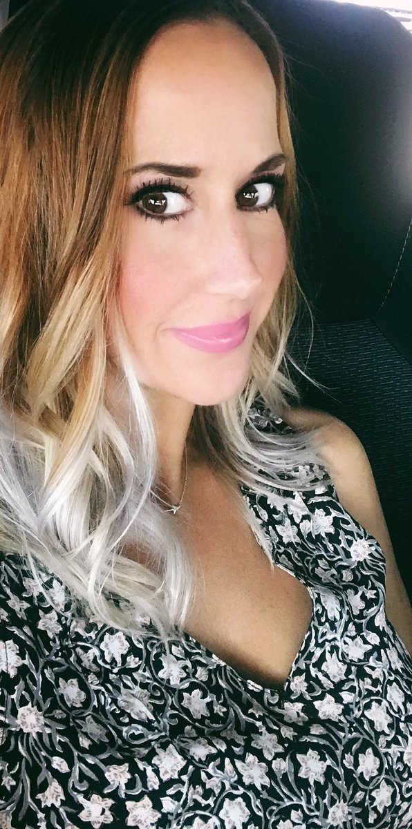 CosmoGlowDFW's tweet photo. I'm Kelly, Owner of CosmoGlow. Text me book your cosmetic teeth whitening or airbrush tan. 818-689-1102 #smilemoreitscontagious https://t.co/UAiWQlfyyz