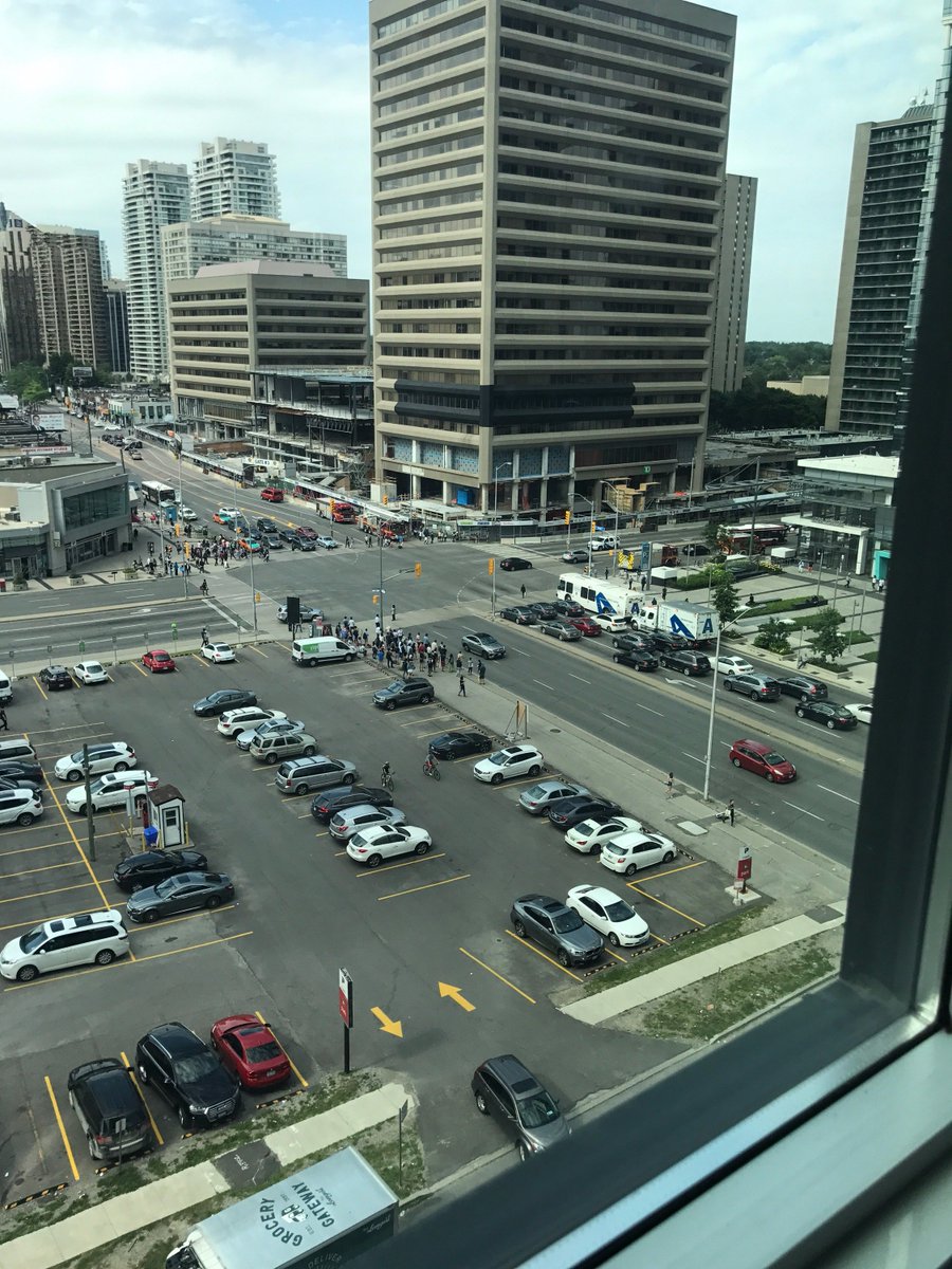 ilovecpstyle's tweet photo. shit going down at Yonge and Sheppard! @CP24 - all of Sheppard shut down! https://t.co/jH3Lw483gf