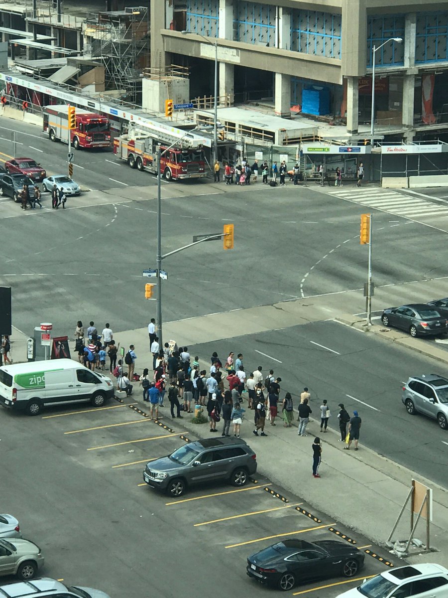 ilovecpstyle's tweet photo. shit going down at Yonge and Sheppard! @CP24 - all of Sheppard shut down! https://t.co/jH3Lw483gf